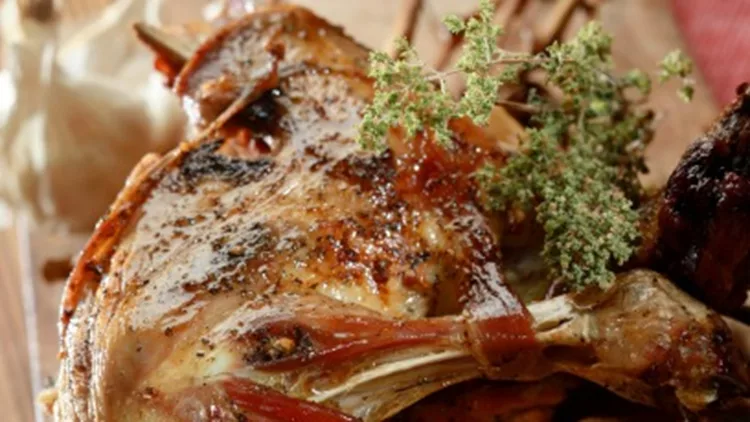 Αρνί ψημένο στα κλήματα από τον Δημήτρη Σκαρμούτσο